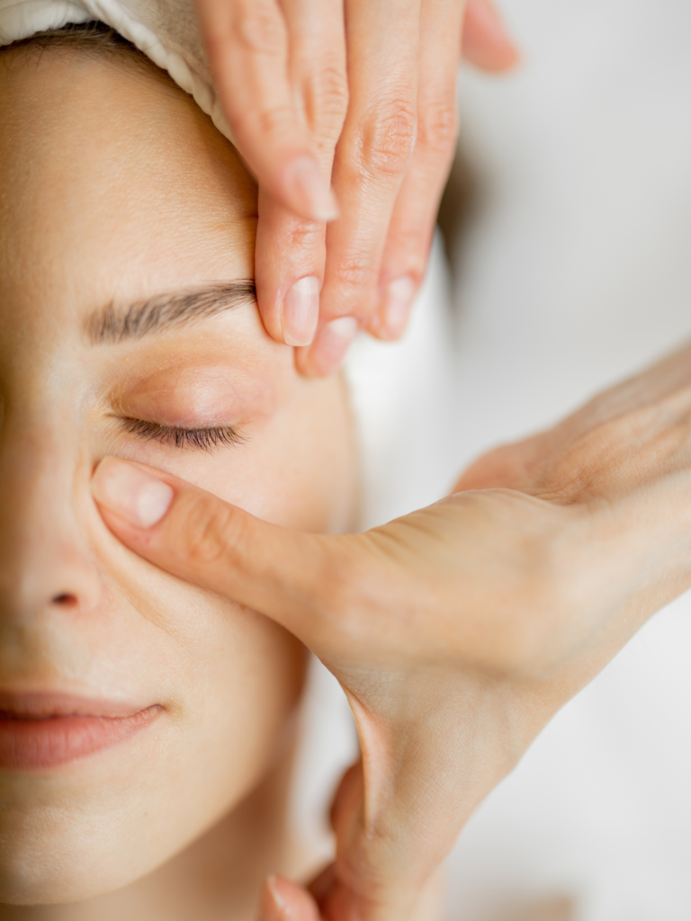 massage du visage réalisé par une esthéticienne chez nola beauté