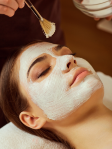 masque visage appliquer par nola beauté pour un instant de détente