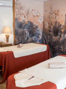 salle de soin duo dans des tons terracota avec 2 tablees de massages - nola beauté