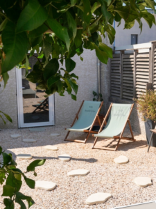 Espace transat de la zone relasation - bain de soleil chez nola beauté