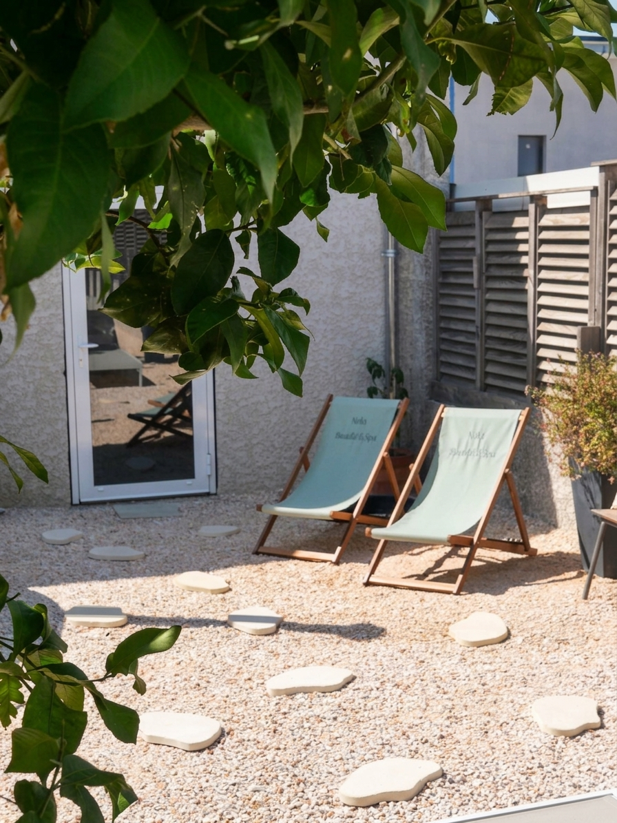 Espace transat de la zone relasation - bain de soleil chez nola beauté
